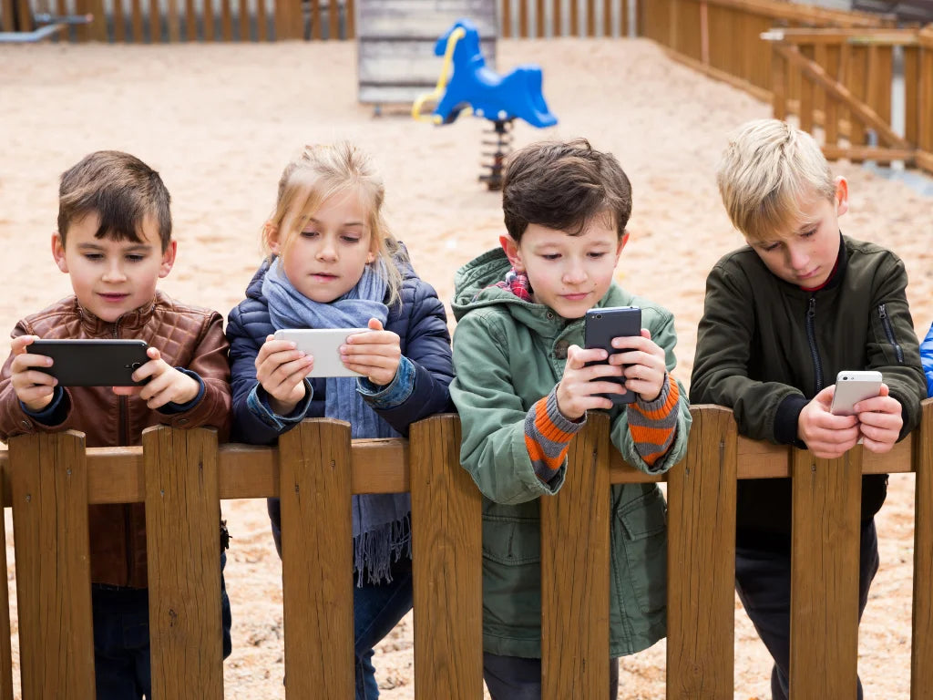 Между екрана и света: Какво е „истинско" за децата днес?